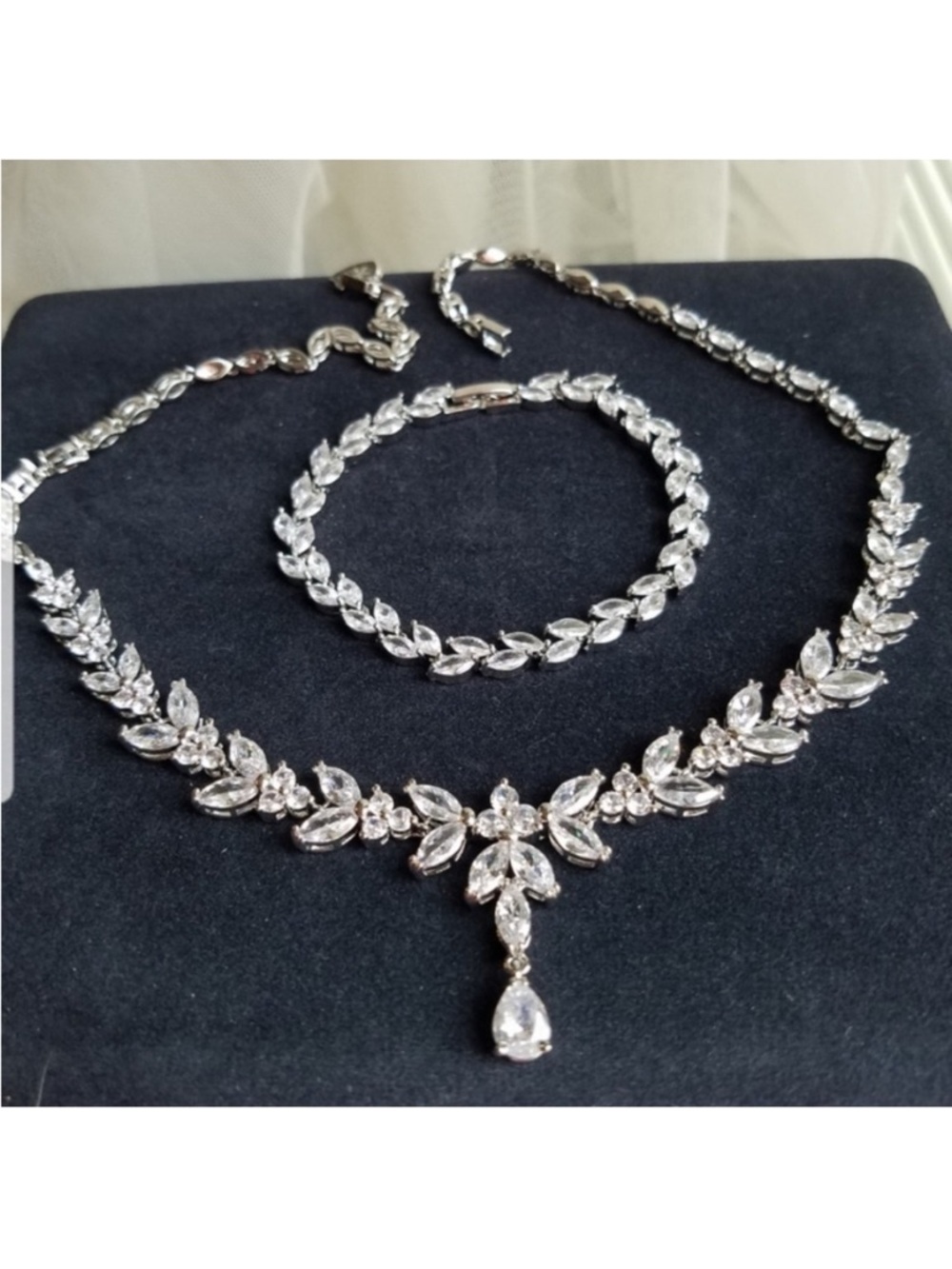 Swarovski Elements Platinum Marquis Teardrop Leaf Necklace & Earrings SET - Picture 14 of 16